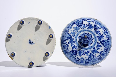 A round Dutch Delft blue and white spice box and cover, 18th C.