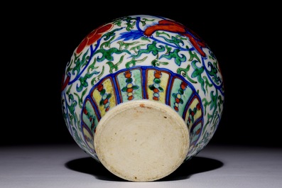 Een Chinese balustervormige wucai vaas met tempelleeuwen, 19e eeuw