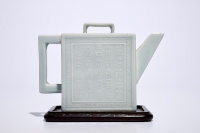Een vierkante Chinese theepot met reli&euml;fdecor en celadonglazuur, Qianlong merk, 19/20e eeuw