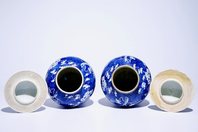 Une paire de vases balustres et leur couvercle en porcelaine de Chine bleu et blanc, 19&egrave;me