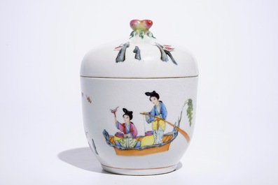 Un bol couvert en porcelaine de Chine famille rose sur fond blanc sgraffiato, marque de Jiaqing, 19/20&egrave;me