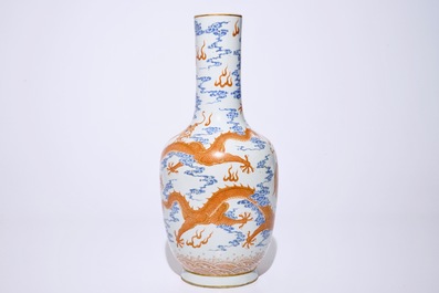 Een Chinese vaas met draken in ijzerrood en overglazuur blauw, 19/20e eeuw