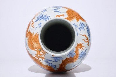 Een Chinese vaas met draken in ijzerrood en overglazuur blauw, 19/20e eeuw