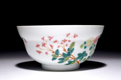 Un bol en porcelaine de Chine famille rose &agrave; d&eacute;cor floral, marque et prob. &eacute;poque de Guangxu, 19/20&egrave;me