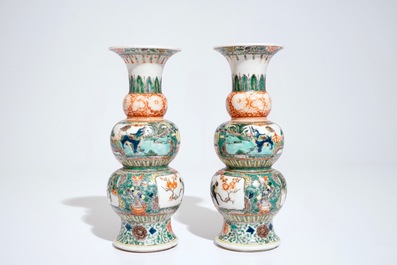Een paar Chinese famille verte driedubbele gourde vazen, 19e eeuw