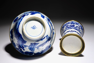 Een blauw-witte Chinese kom en bekervaas met bronsmontuur, Kangxi