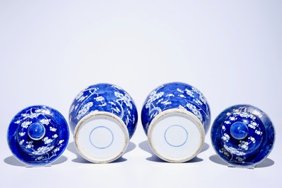 Une paire de vases balustres et leur couvercle en porcelaine de Chine bleu et blanc, 19&egrave;me