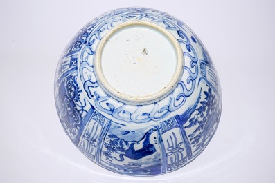 Een Chinese blauw-witte kraak porseleinen kom met een tijger, Ming, Wanli