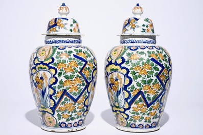 Een paar grote polychrome Delftse dekselvazen met bliksemdecor, begin 18e eeuw