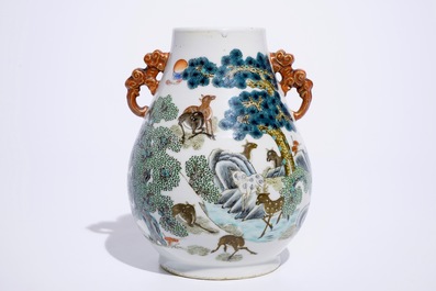 Un vase de forme hu en porcelaine de Chine &agrave; d&eacute;cor de cerfs dans un paysage, Tongzhi marque et poss. &eacute;poque