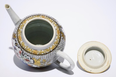 Une th&eacute;i&egrave;re et son couvercle en porcelaine de Chine famille rose et grisaille &agrave; d&eacute;cor d'un faisan, Yongzheng