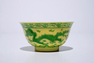 Un bol aux dragons en porcelaine de Chine &eacute;maill&eacute;e jaune et vert, marque de Jiaqing, 19/20&egrave;me
