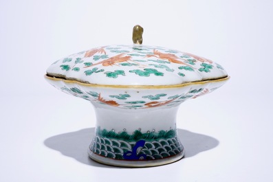 Un bol couvert sur talon en porcelaine de Chine famille verte &agrave; d&eacute;cor de grues, 19/20&egrave;me