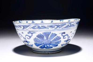 Een blauw-witte Chinese kom met landschapsdecor, Ming, Wanli/Jiajing