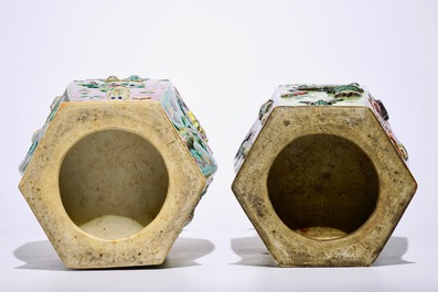 Deux vases hexagonaux en porcelaine de Chine famille rose &agrave; d&eacute;cor en relief, 19&egrave;me