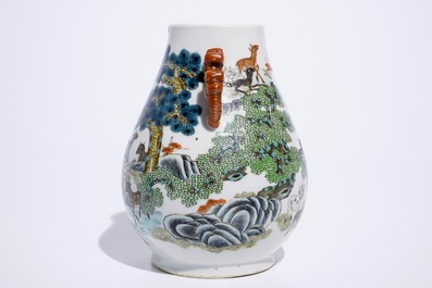 Un vase de forme hu en porcelaine de Chine &agrave; d&eacute;cor de cerfs dans un paysage, Tongzhi marque et poss. &eacute;poque