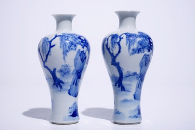 Een paar Chinese blauw-witte meiping vazen met figuren in Kangxi-stijl, 19/20e eeuw