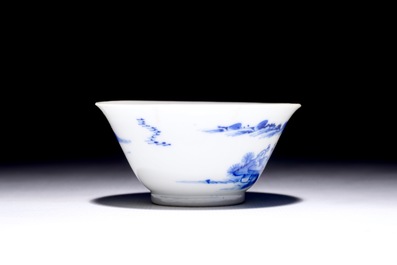 Een blauw-wit Chinees wijnkommetje, Yongzheng merk en periode