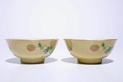Une paire de bols en porcelaine de Chine famille rose sur fond caf&eacute; au lait, marque et p&eacute;riode de Xianfeng