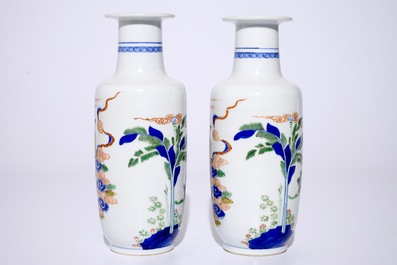 Une paire de vases rouleau en porcelaine de Chine famille verte de style Kangxi, 19/20&egrave;me