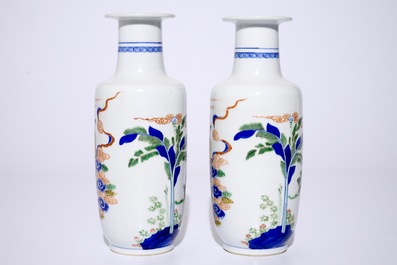 A pair of Chinese famille verte rouleau vases with figures in Kangxi-style, 19/20th C.