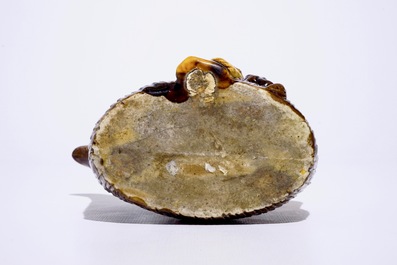 Une verseuse en forme de deux singes au p&ecirc;ches en biscuit &eacute;maill&eacute; jaune et aubergine, Kangxi