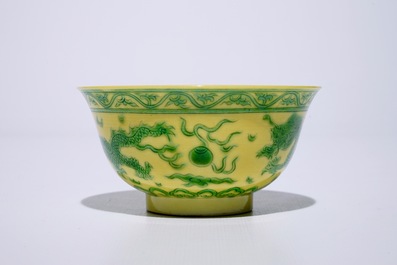 Un bol aux dragons en porcelaine de Chine &eacute;maill&eacute;e jaune et vert, marque de Jiaqing, 19/20&egrave;me