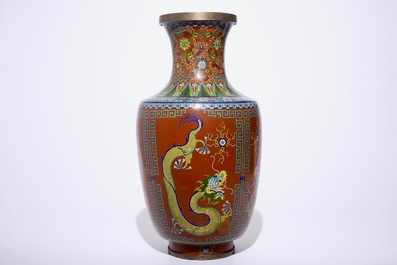 Een grote Chinese cloisonn&eacute; vaas met draken, 19/20e eeuw