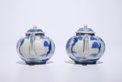 Een paar Japanse Arita miniatuur blauw-witte theepotten met landschapsdecor, Edo, 17e eeuw