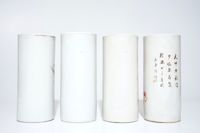 Vier Chinese hoedensteunen met famille rose en ijzerrood decor, 19/20e eeuw&nbsp;