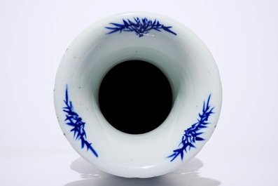 Un grand vase en porcelaine de Chine bleu et blanc &agrave; d&eacute;cor de Liu Hai et le crapaud, 20&egrave;me