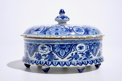 A round Dutch Delft blue and white spice box and cover, 18th C.