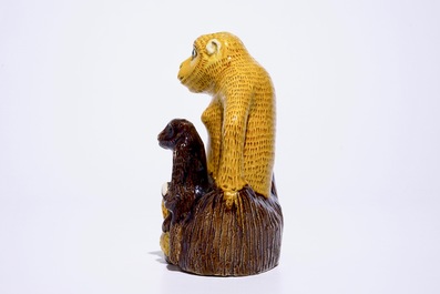 Een Chinese geel-bruine biscuit kan in de vorm van twee apen met perziken, Kangxi