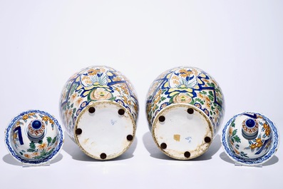 Une paire de grands vases et leur couvercle en fa&iuml;ence de Delft polychrome, d&eacute;but du 18&egrave;me