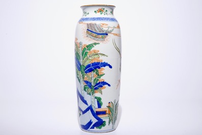 Un vase rouleau en porcelaine de Chine famille verte de style Kangxi, 19&egrave;me