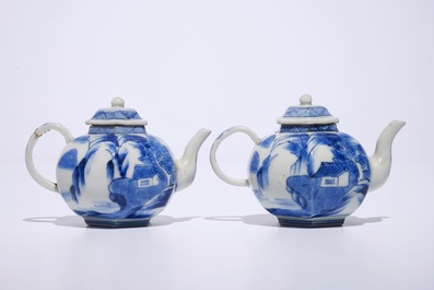 Une paire de th&eacute;i&egrave;res miniatures en porcelaine bleu et blanc d'Arita, Japon, Edo, 17&egrave;me