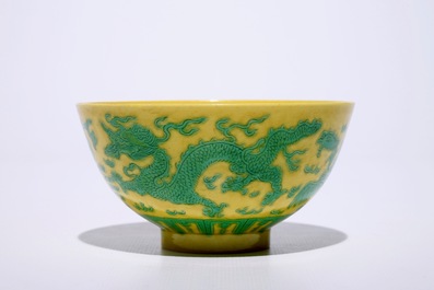 Un bol en porcelaine de Chine &agrave; d&eacute;cor de dragons et ph&eacute;nix verts sur fond jaune, marque et p&eacute;riode de Guangxu