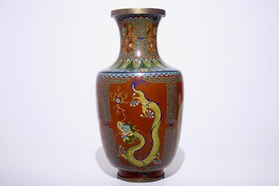 Un grand vase aux dragons en cloisonn&eacute;, Chine, 19/20&egrave;me