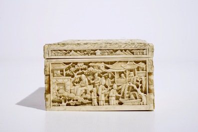 Une bo&icirc;te rectangulaire en ivoire sculpt&eacute;, Chine, Canton, 19&egrave;me