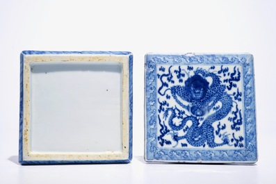 Une bo&icirc;te couverte en porcelaine de Chine bleu et blanc &agrave; d&eacute;cor de dragons, Kangxi