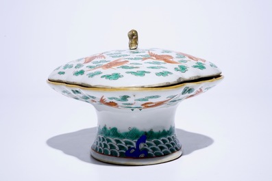 Un bol couvert sur talon en porcelaine de Chine famille verte &agrave; d&eacute;cor de grues, 19/20&egrave;me