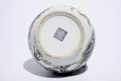 Een Chinese hu vaas met herten in landschapsdecor, Tongzhi merk en mogelijk periode