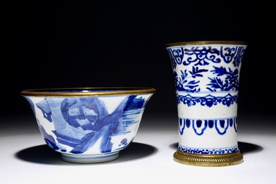 Een blauw-witte Chinese kom en bekervaas met bronsmontuur, Kangxi
