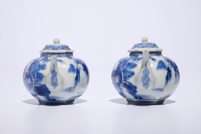 Een paar Japanse Arita miniatuur blauw-witte theepotten met landschapsdecor, Edo, 17e eeuw