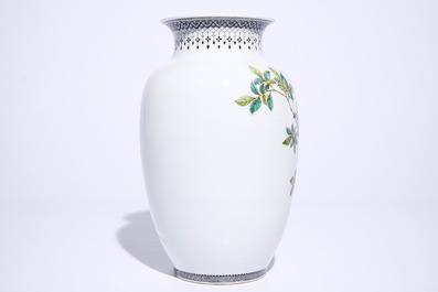 Un vase aux oiseaux sur branches fleuries en porcelaine de Chine famille rose, R&eacute;publique, 20&egrave;me