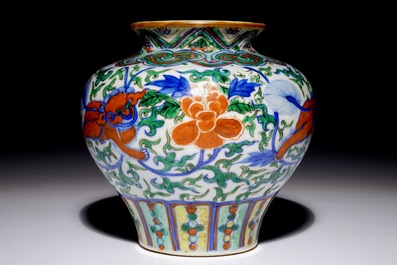 Un vase de forme balustre en porcelaine de Chine wucai &agrave; d&eacute;cor de lions bouddhistes, 19&egrave;me