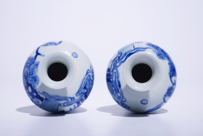 Een paar Chinese blauw-witte meiping vazen met figuren in Kangxi-stijl, 19/20e eeuw