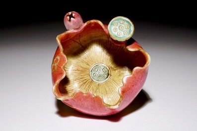 Een Chinese famille rose brushwasher in de vorm van een lotusbloem, Yongzheng
