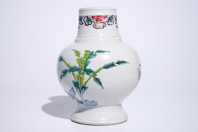 Un vase de forme boule en porcelaine de Chine famille rose, Yongzheng