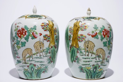 Une paire de pots couverts en porcelaine de Chine famille rose aux grues et cerfs, 19/20&egrave;me